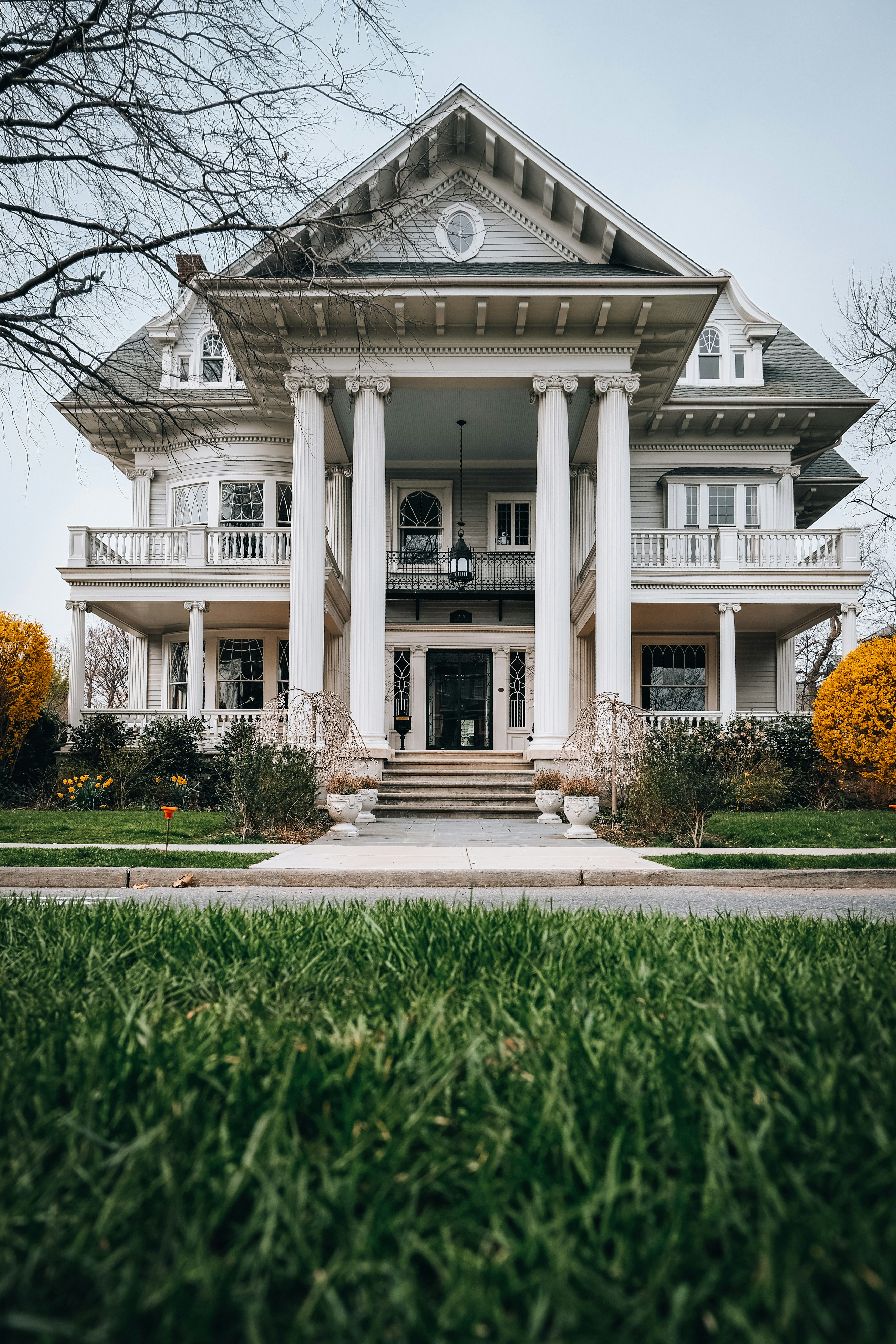 A Large White House With Columns And A Porch Qlp5nhcrpdy