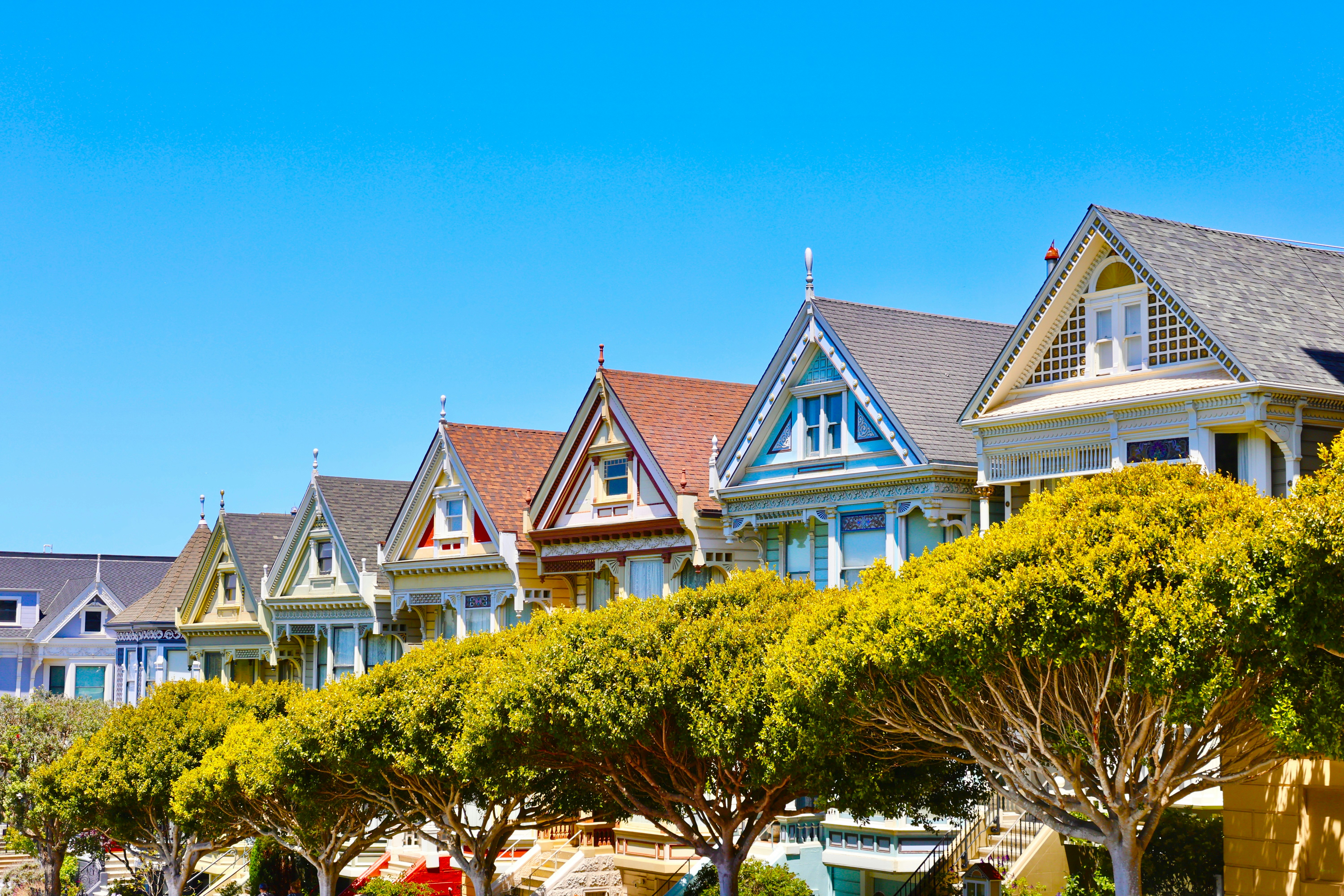 Colorful Victorian Houses Line A Sunny Street Jdeclsxsqfw
